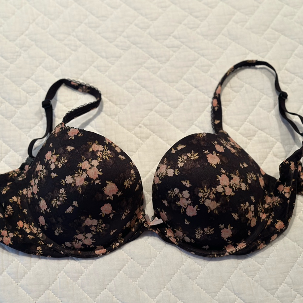 Victoria’s Secret 34DD Bra new without tags